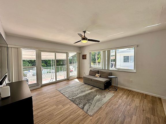 4th image of 4-13155 Emerald Dr #4