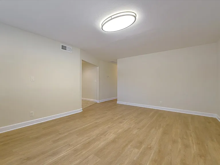 2448 Whitethorne Dr — Photo 9