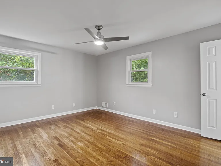 1110 Chiswell Ln — Photo 12