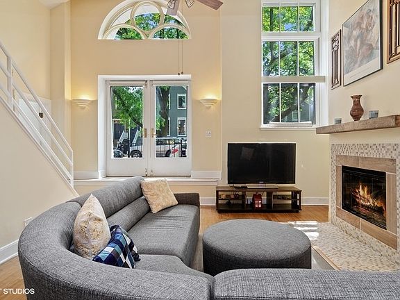 3rd image of 1660 N Hudson Ave APT 1L