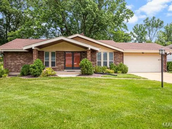 5100 Heathfield Dr, Saint Louis, MO 63128