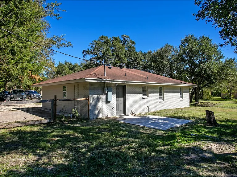 22299 FM 39 — Photo 25