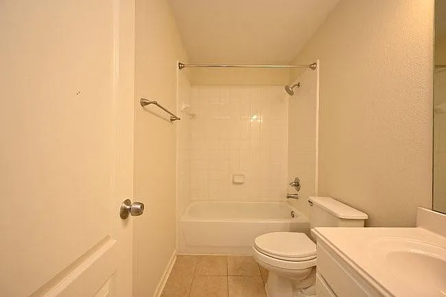 9403 Coatsworth Dr — Photo 10
