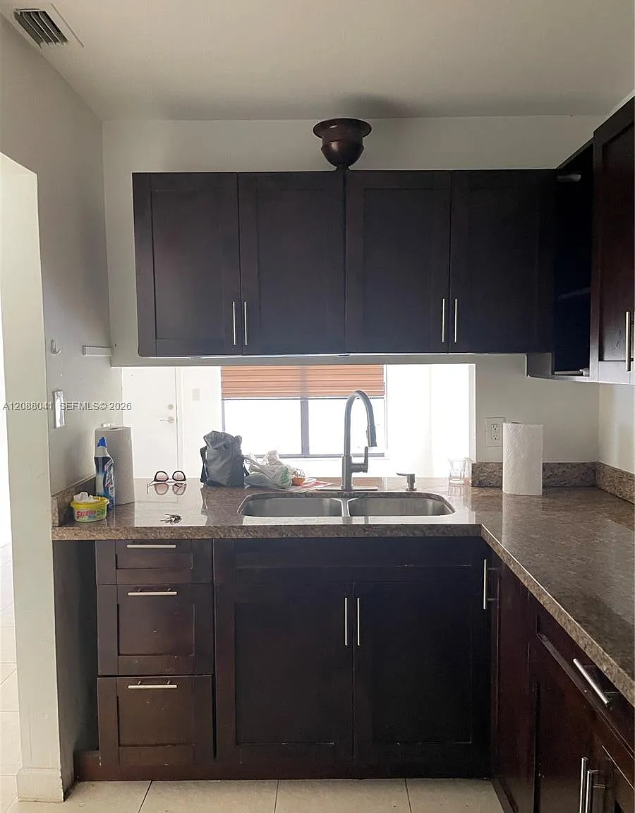 Rozland Condo — Photo 2