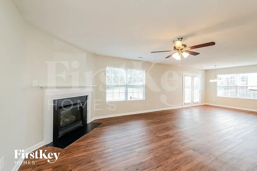 3 bed, 2.5 bath, 2334 sqft, $2,655 — Photo 3