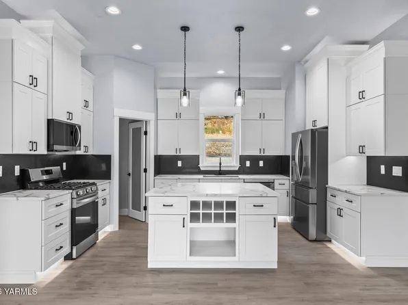 7920 Englewood Crest Dr, Yakima, WA 98908