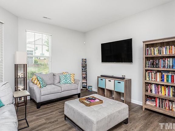 3rd image of 905 Saratoga Dr #108