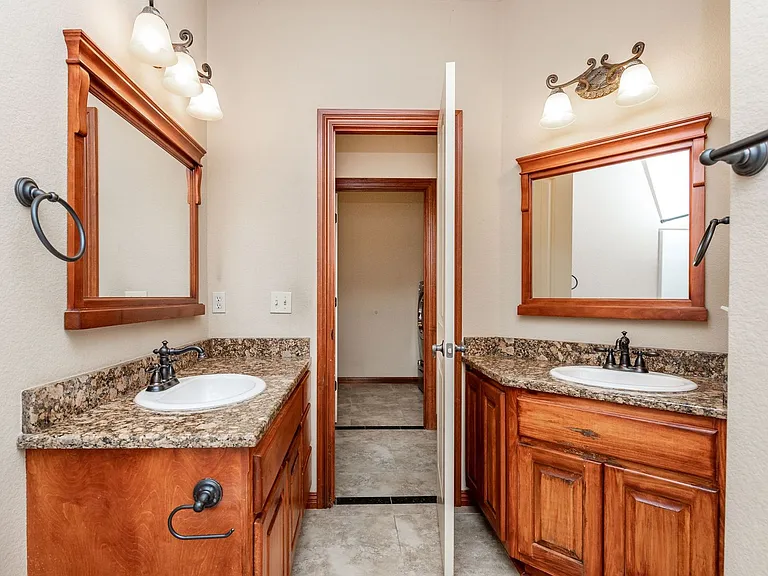 3902 Banbury Dr — Photo 13