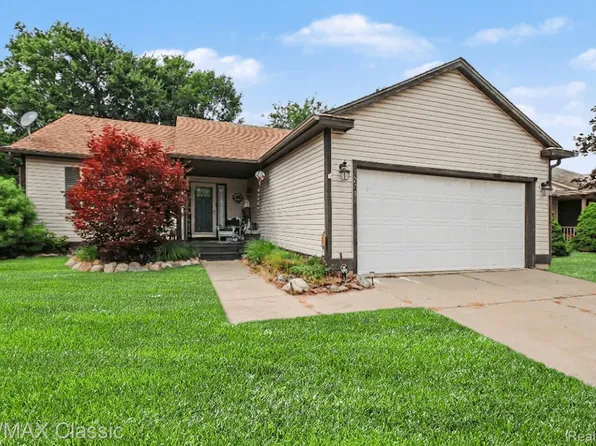 1270 Edgebrook Dr, Howell, MI 48843