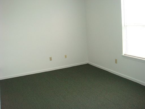 5th image of 104 Nicole Ct