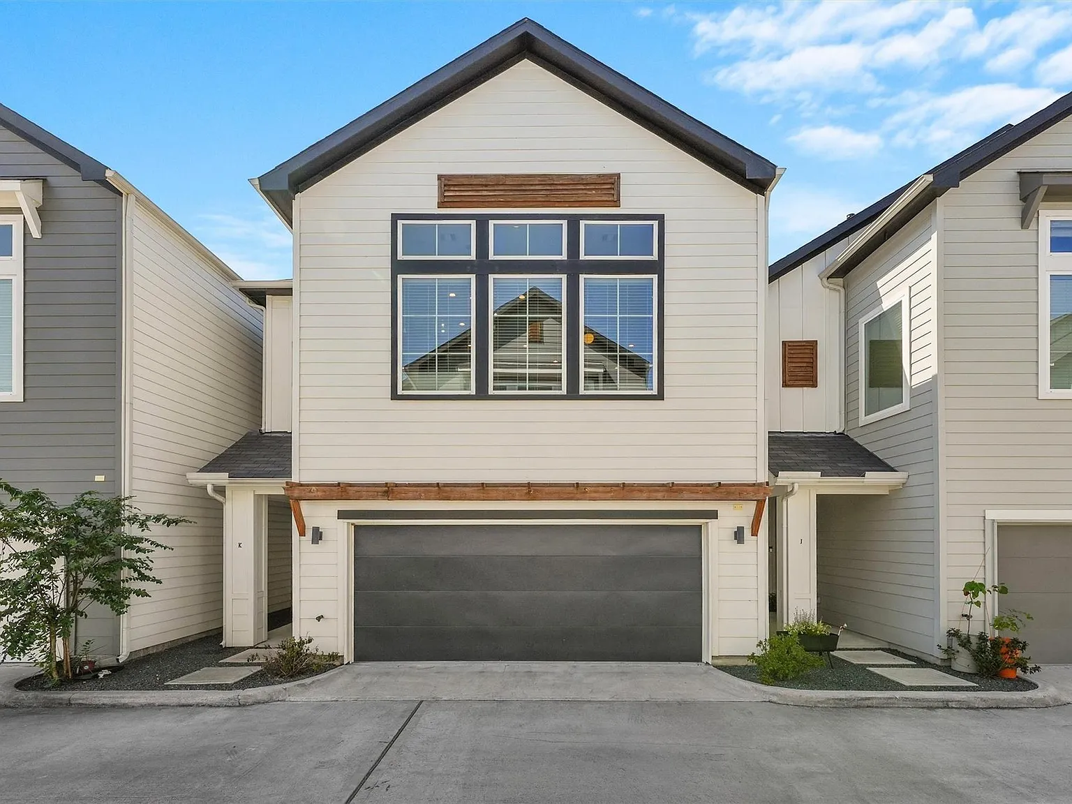 3 bed, 2.5 bath, 1629 sqft, $2,425 — Photo 2