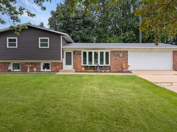 808 Virginia Ave, Lena, IL 61048