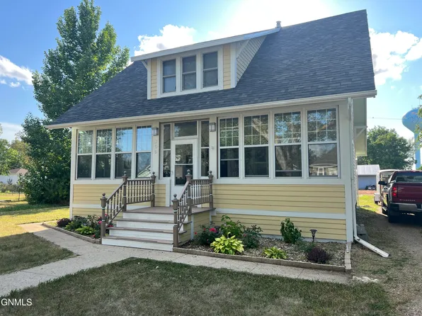 205 2nd St NW, Crosby, ND 58730