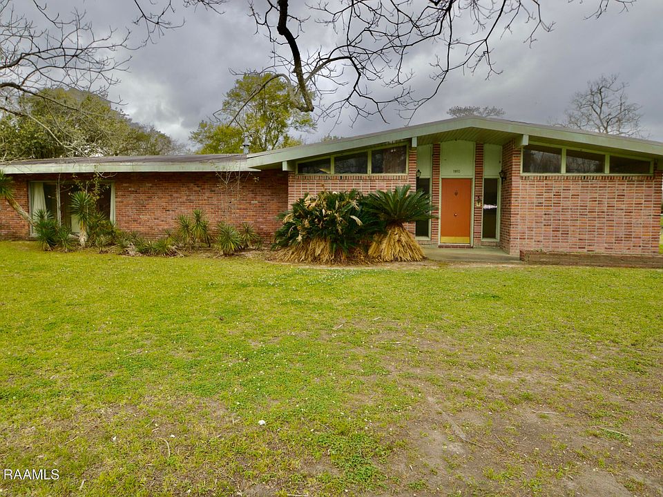 1st image of 1915 N River Oaks Dr