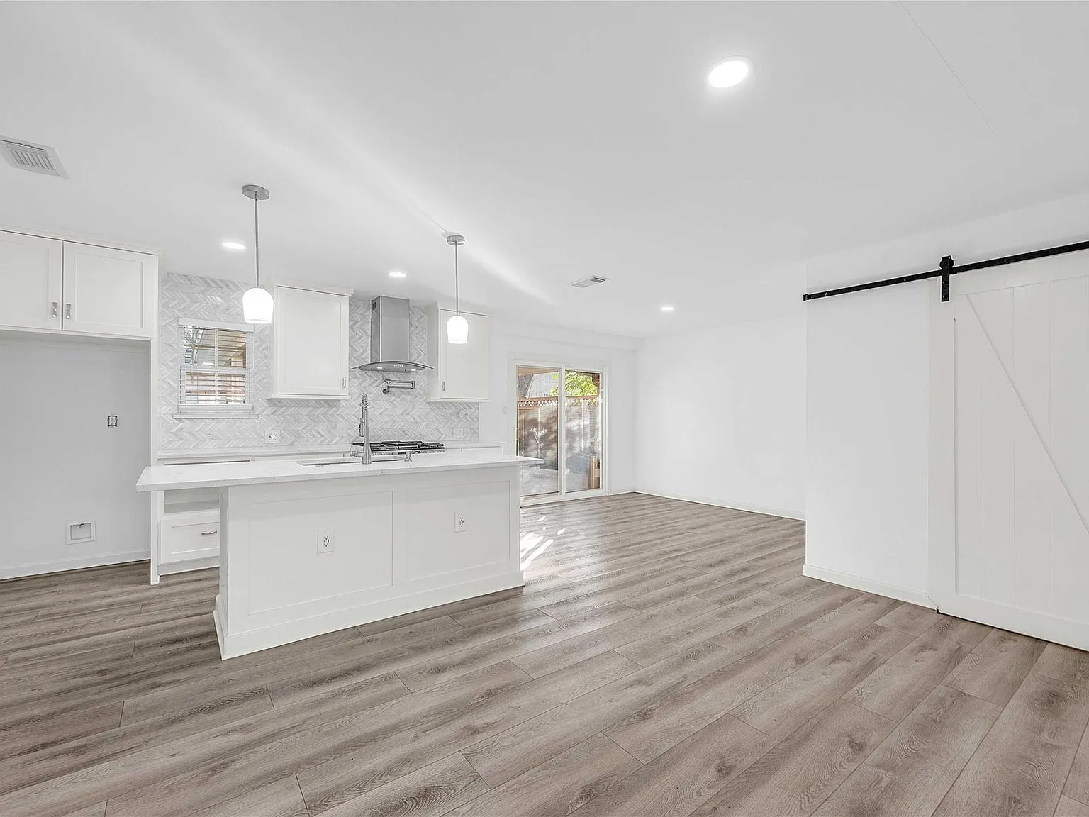 3 bed, 1.0 bath, 1230 sqft, $1,800 — Photo 3