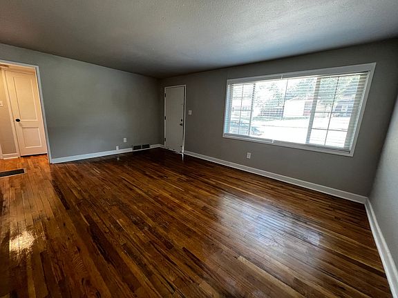 4th image of 445-451 Glen View Ct #447