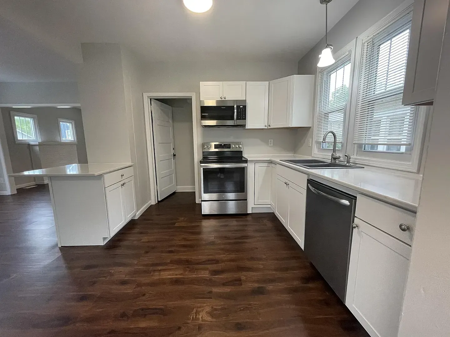 600 E 1st — Photo 3