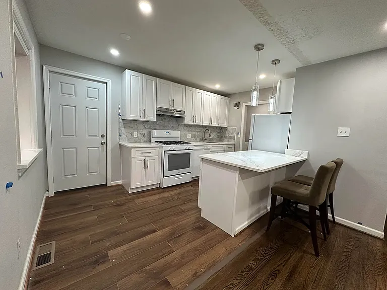 601 Madison St — Photo 4