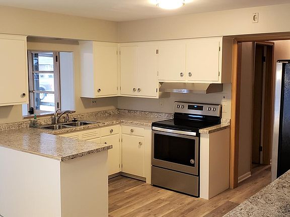 5th image of 26425 Jefferson Ave