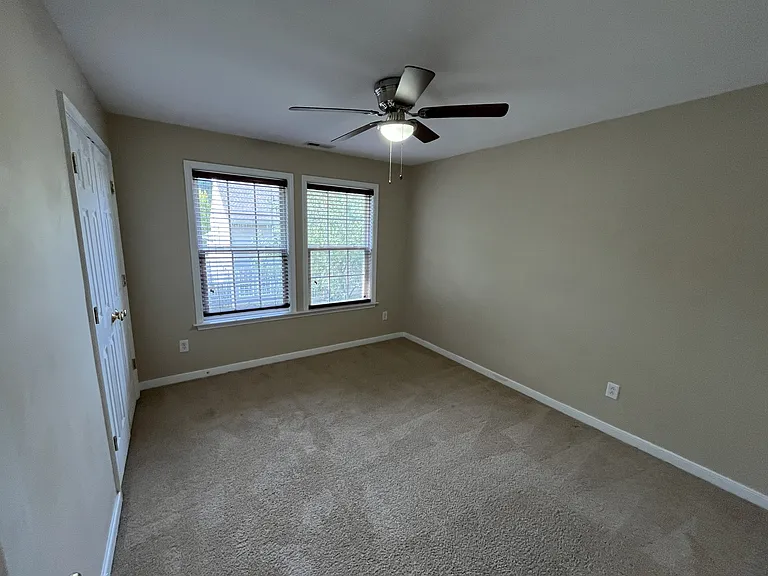 410 Queensbury Ln — Photo 13