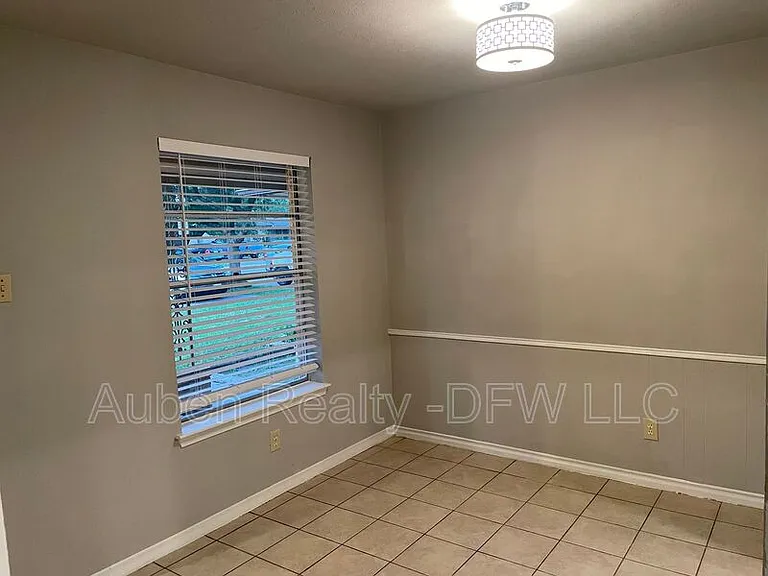 930 Lindy Ct — Photo 3