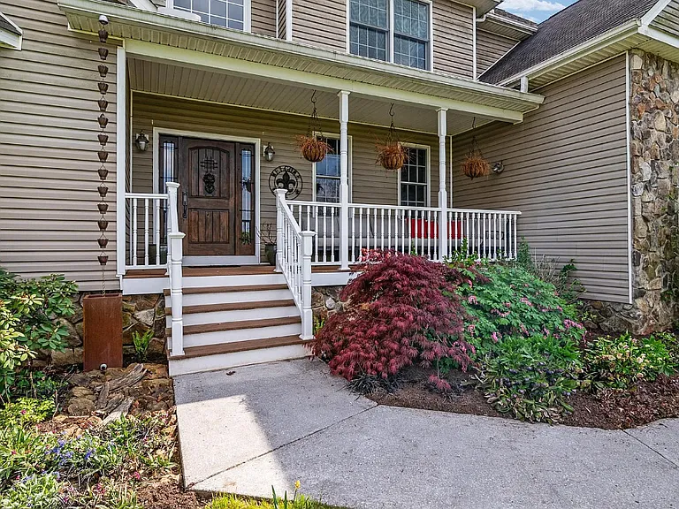 1097 Underwood Rd — Photo 3