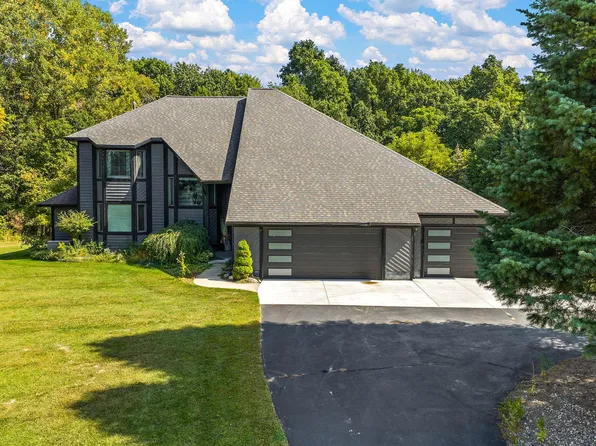 9820 Snow Pointe Dr SE, Alto, MI 49302