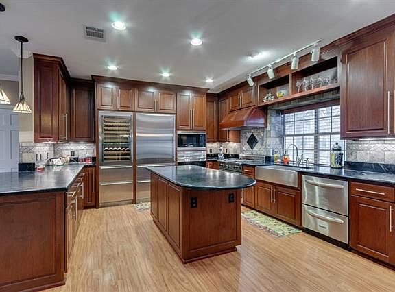 3rd image of 202 Black Oak Cir