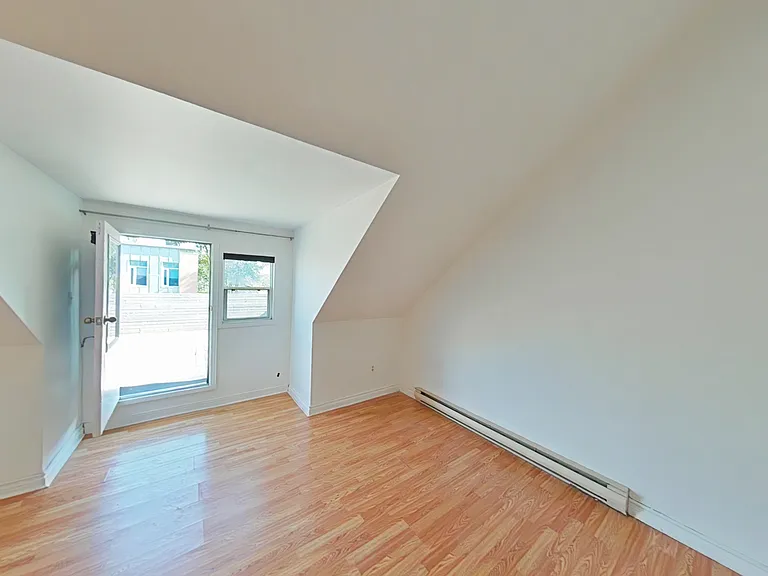 998 Queen St E — Photo 11