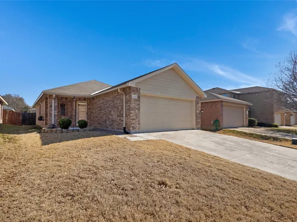 8828 Valley River Dr, Fort Worth, TX 76244