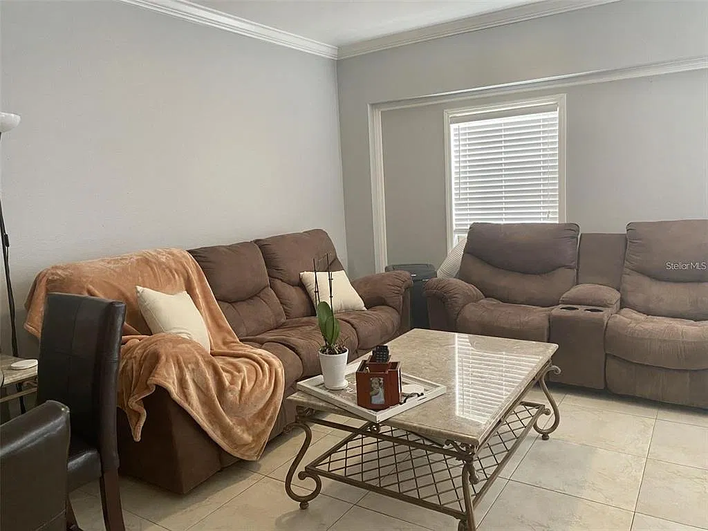 1 bed, 1.0 bath, 890 sqft, $1,300 — Photo 3