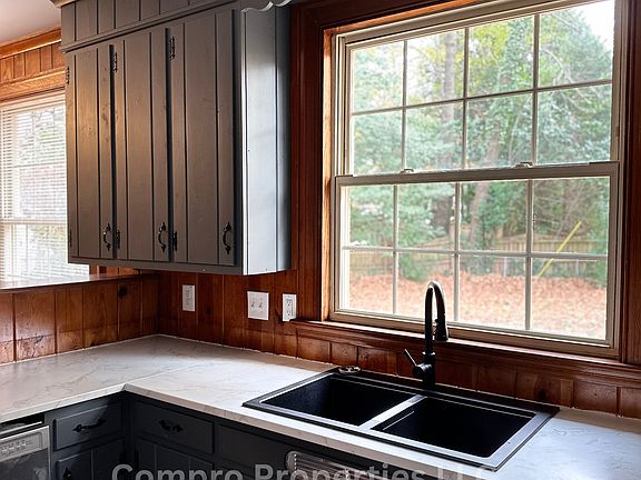 4th image of 1602 Beaumont Dr