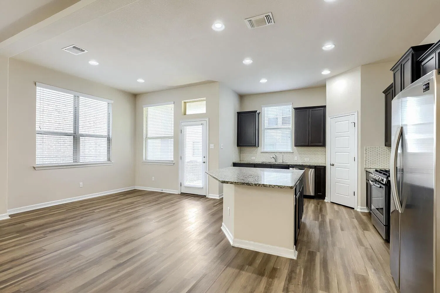 3 bed, 2.5 bath, 1924 sqft, $2,000 — Photo 3