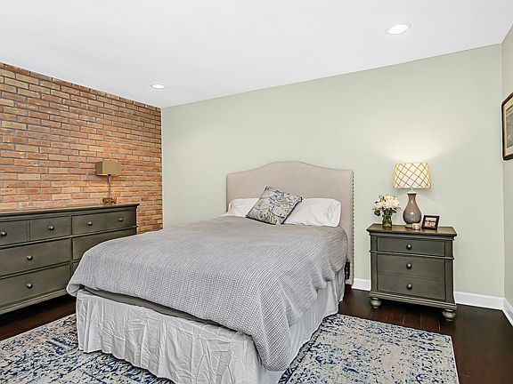 5th image of 2049 Plymouth Ln