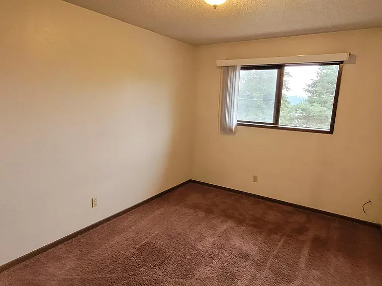 215 NW Coryell Ct — Photo 9