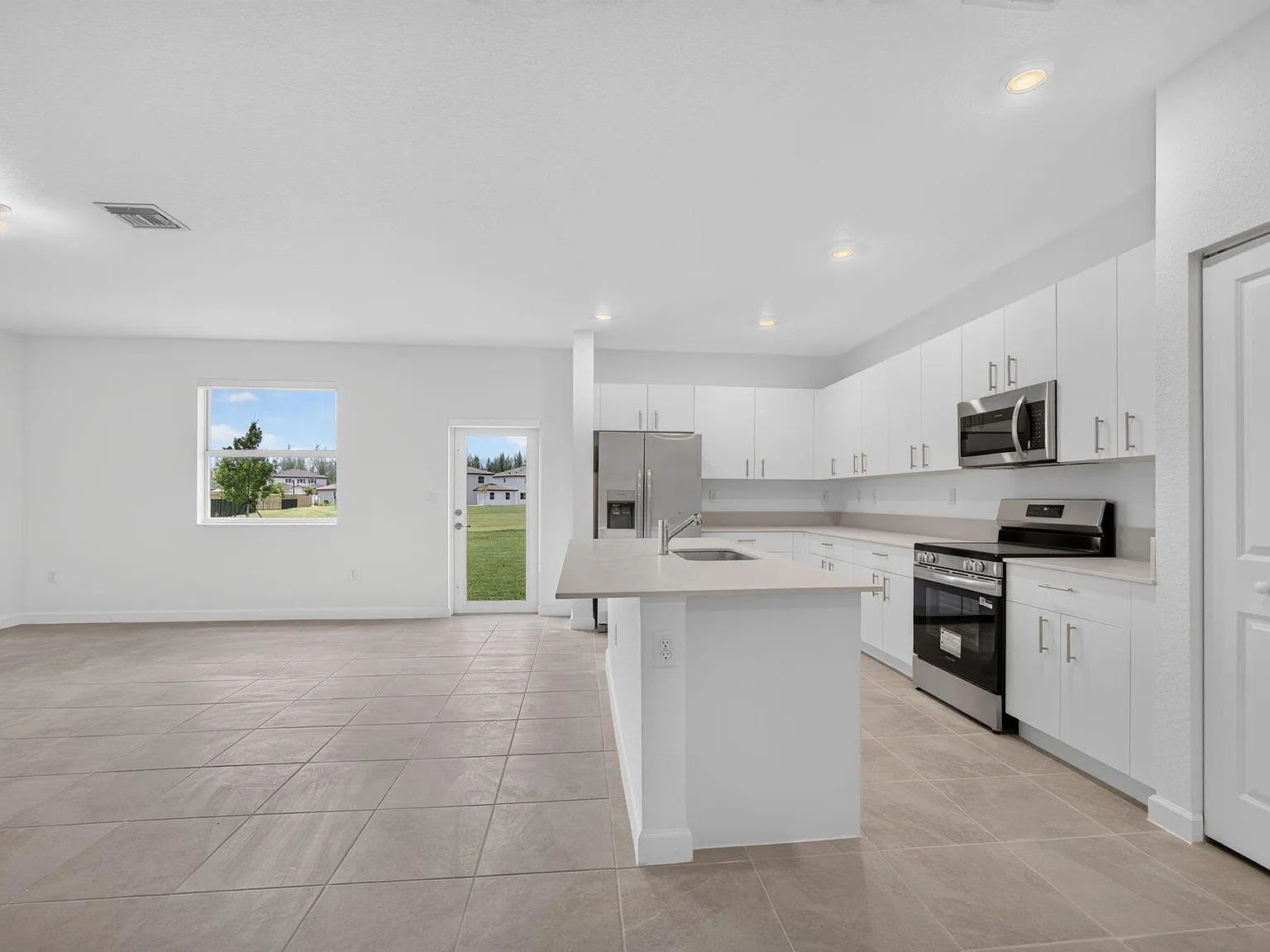 5 bed, 2.5 bath, 5000 sqft, $4,300 — Photo 3