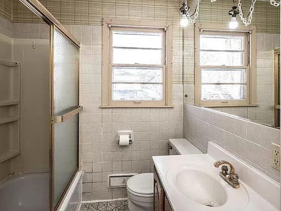 3rd image of 800 E 86th St