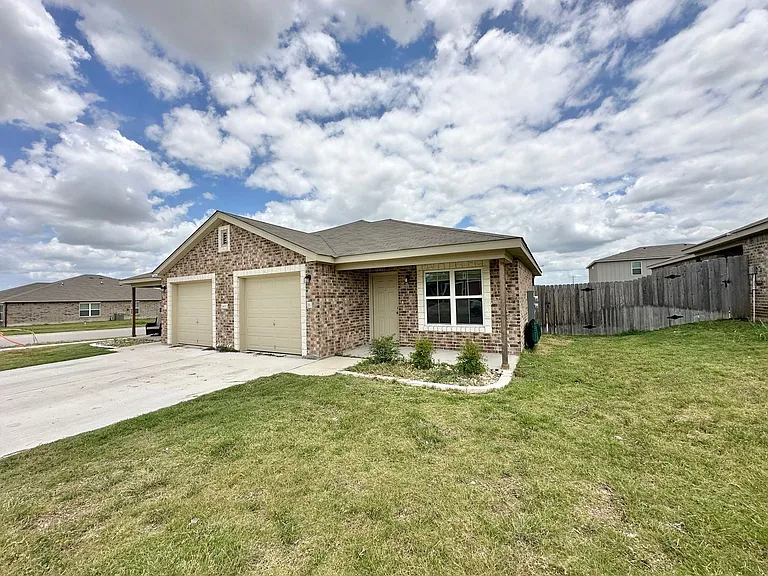 1801 Clovis Dr — Photo 2