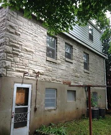 4th image of 200 N Sterling Ave
