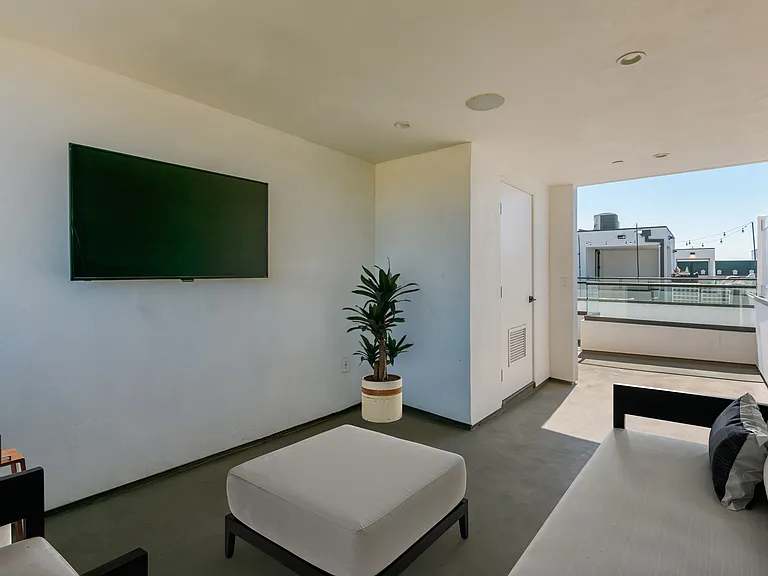 745 N Gramercy Pl — Photo 30