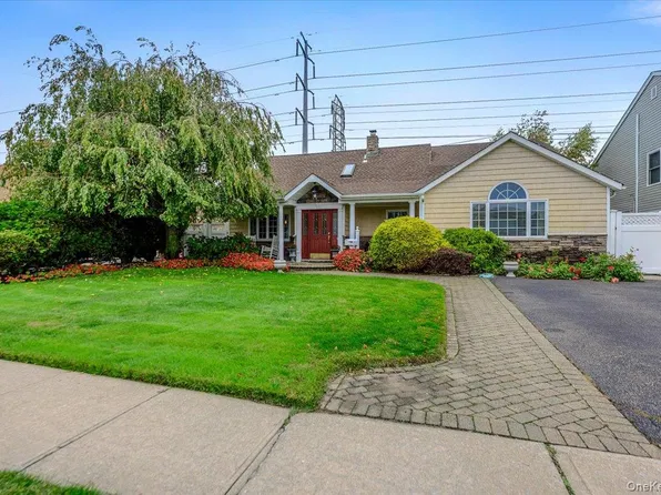 13 Old Farm Road, Levittown, NY 11756