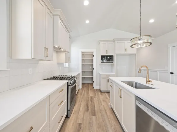 933 S Almond St, Nampa, ID 83686