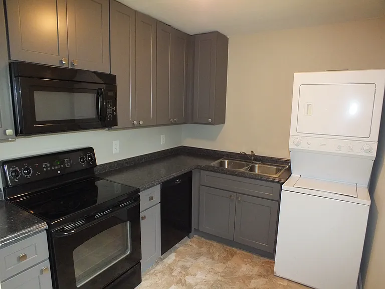 200 E Bell St — Photo 5