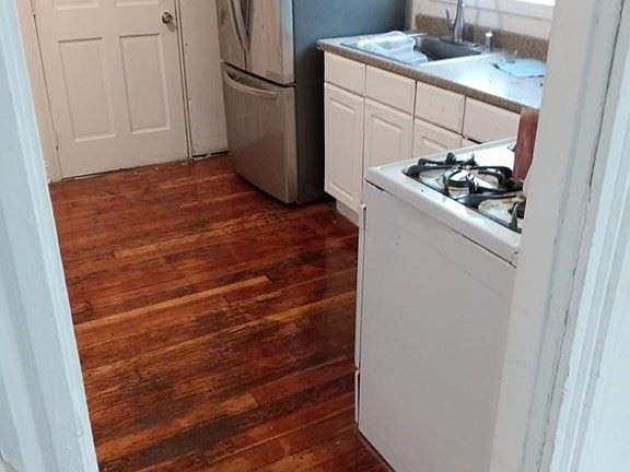 3rd image of 30 Davenport St
