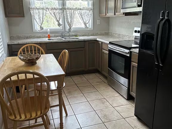 4th image of 880 Elwood Dr