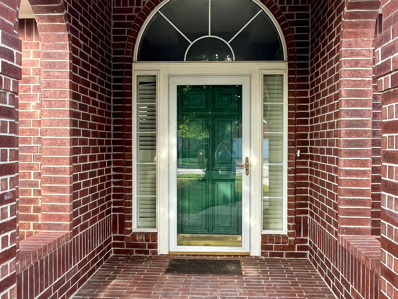 3 bed, 2.5 bath, 2331 sqft, $2,300 — Photo 1