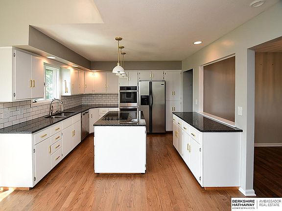 3rd image of 15455 Dewey Cir