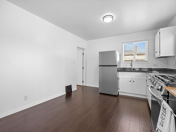 3rd image of 920 Chula Vista Ave Unit B