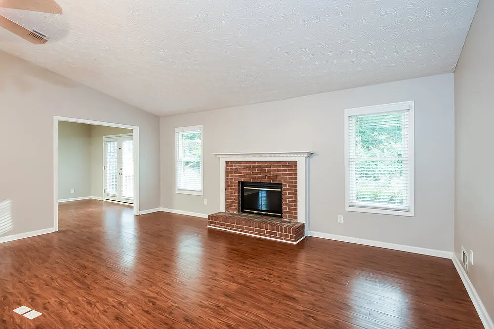 3 bed, 2.0 bath, 1592 sqft, $2,390 — Photo 3