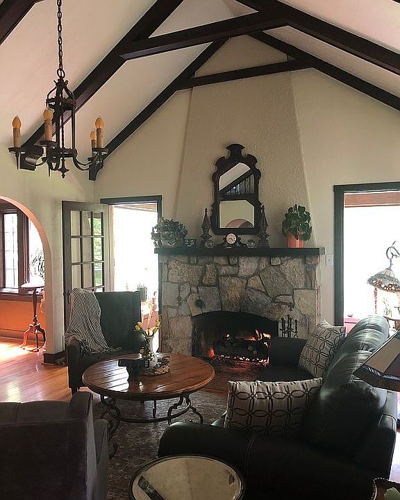 1st image of 925 Shabbona Dr